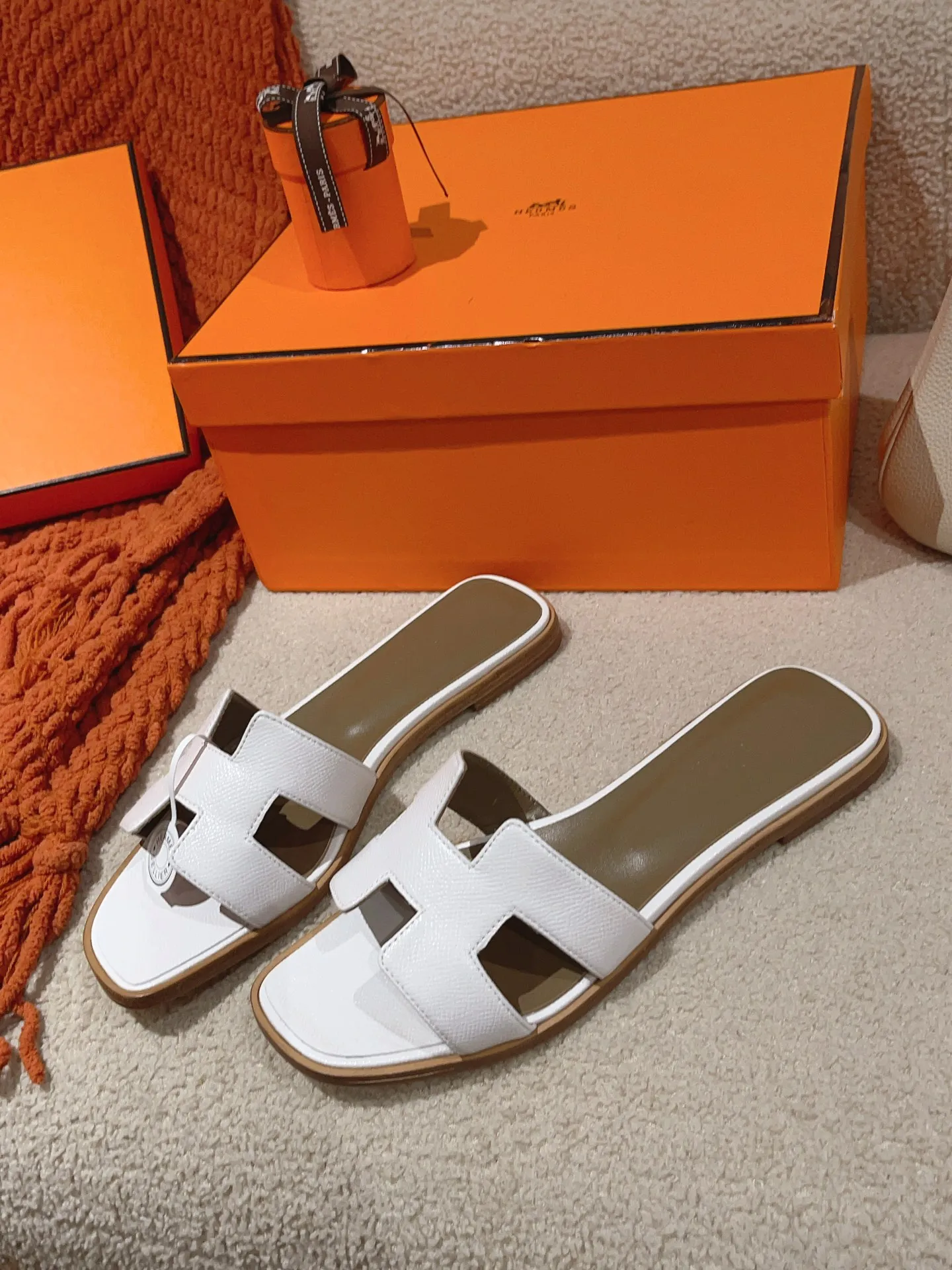 👟👟Ex-factory price 440👟👟 Hermes Hermes H slippers Oasis sandals series——————————Fashionable and versatile Super comfortable Every detail is made to the extreme Original swift calfskin Original 1:1 exclusive private mold upper/original leather outsole ▪️Packaging: Each pair of shoes comes with packaging ▪️SIZE: 35~42 (.40.41.42 customization is non-refundable and non-exchangeable)